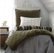 Roa Bedding Set